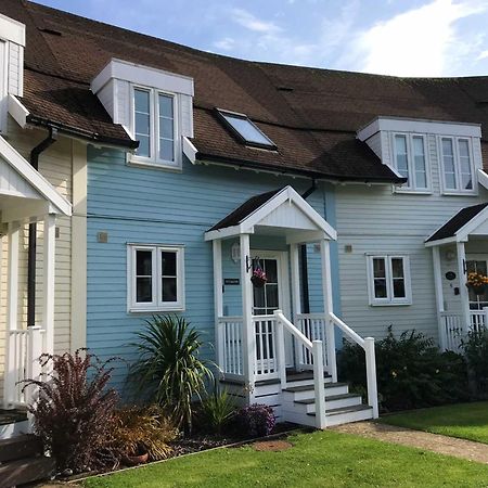 Nyhavn Lakeside Cottage Cirencester Extérieur photo