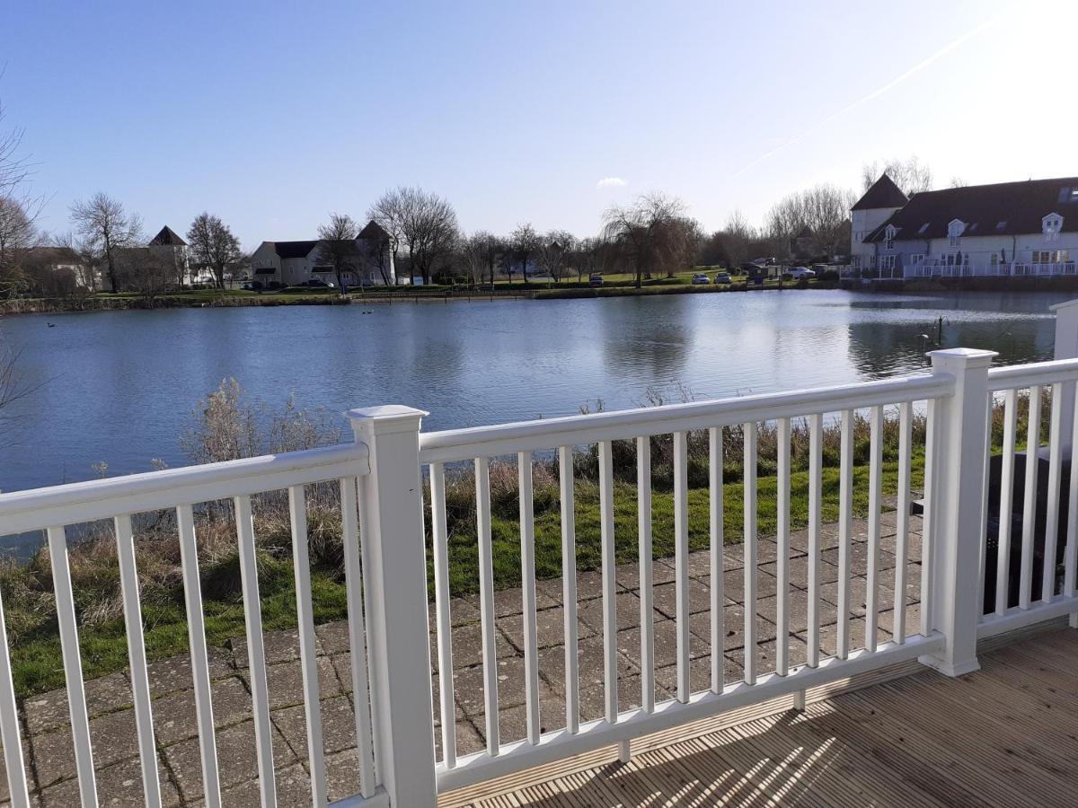 Nyhavn Lakeside Cottage Cirencester Extérieur photo