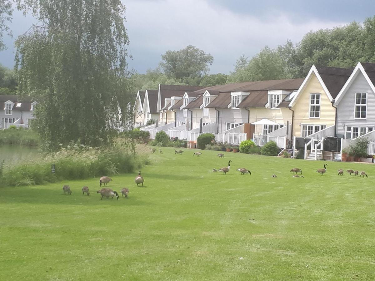 Nyhavn Lakeside Cottage Cirencester Extérieur photo