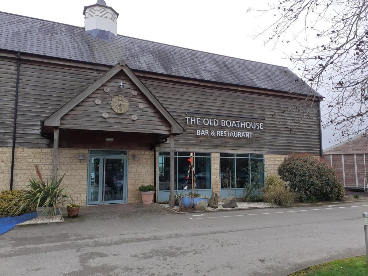 Nyhavn Lakeside Cottage Cirencester Extérieur photo
