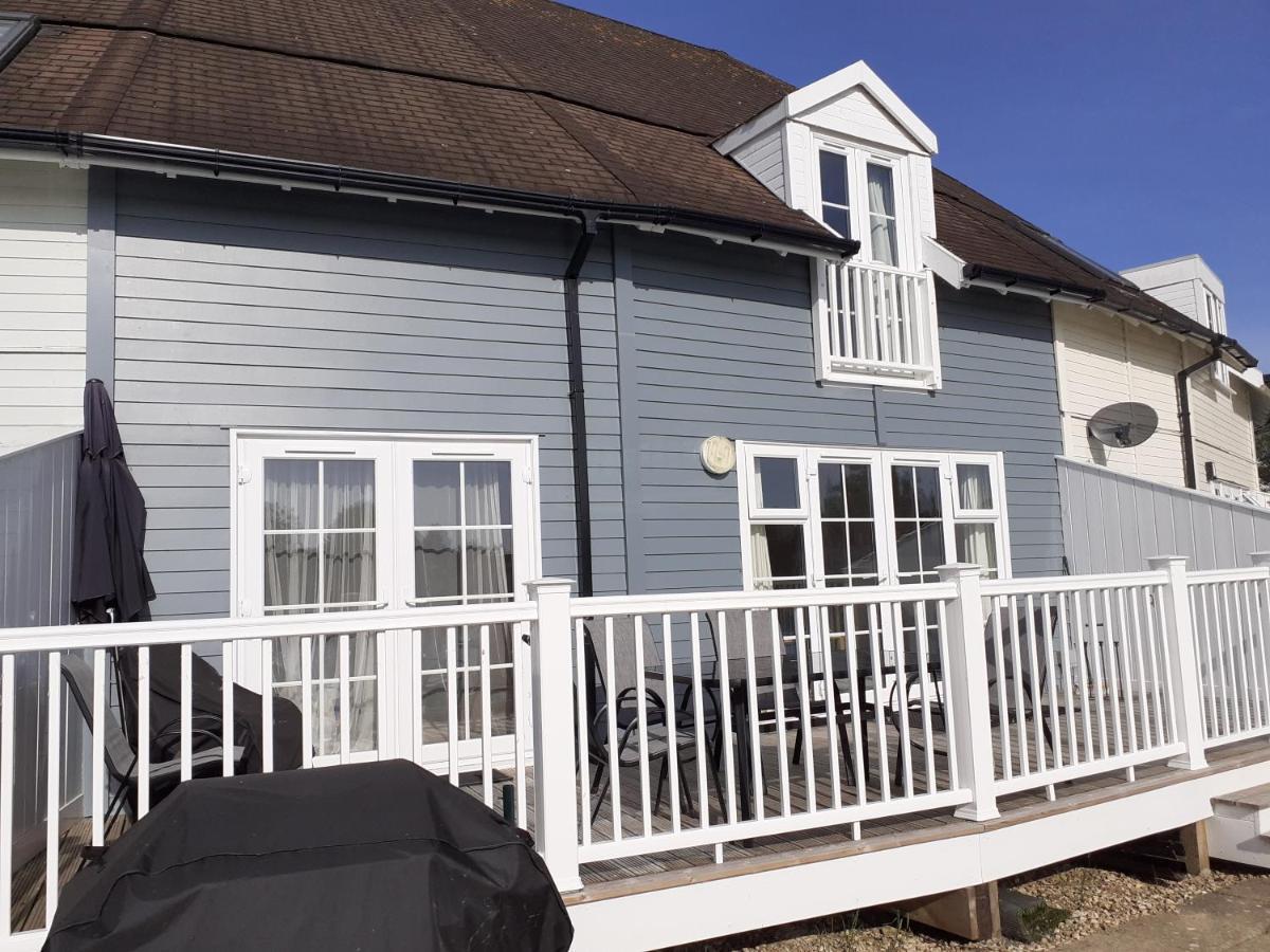 Nyhavn Lakeside Cottage Cirencester Extérieur photo