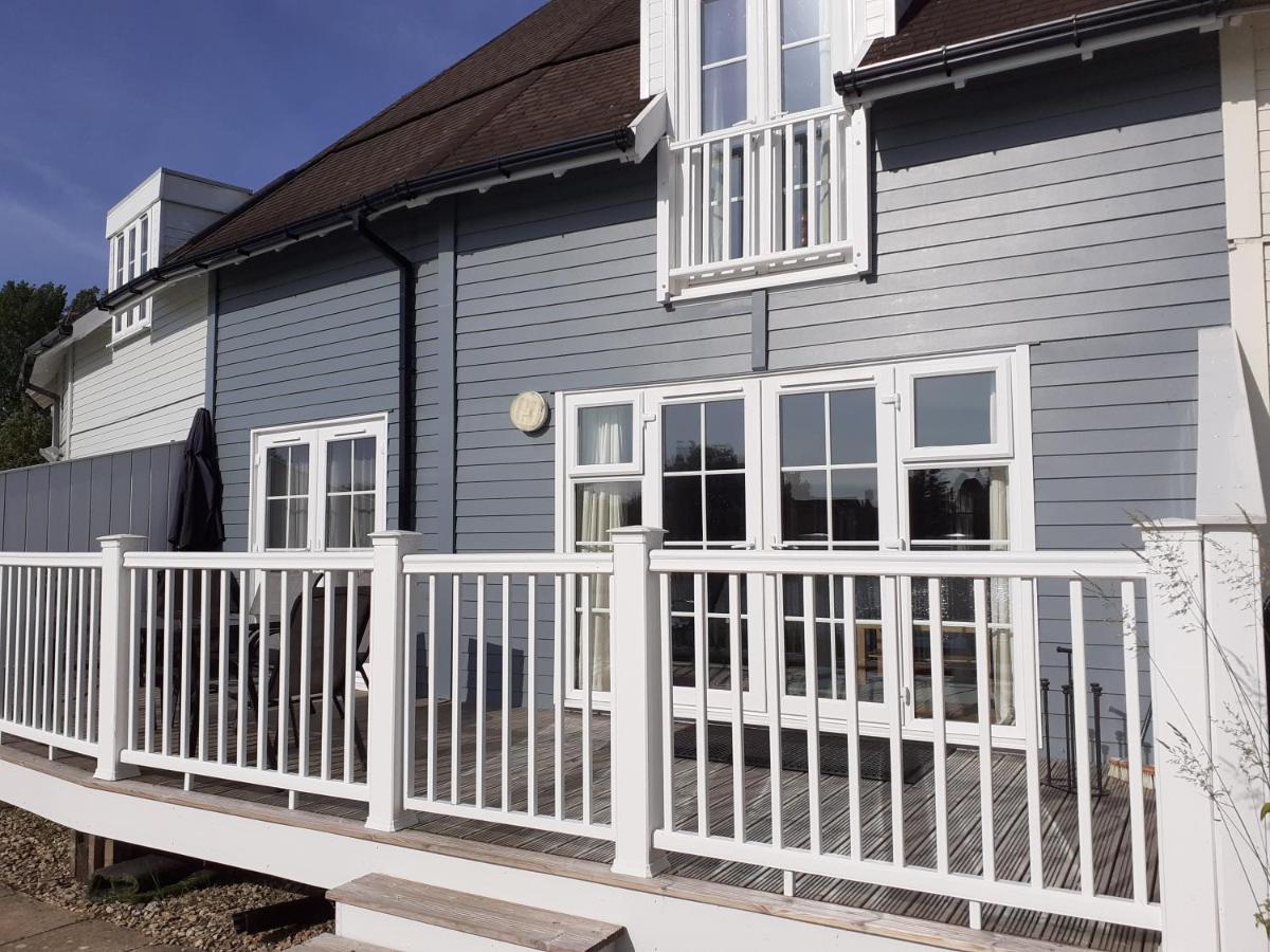 Nyhavn Lakeside Cottage Cirencester Extérieur photo