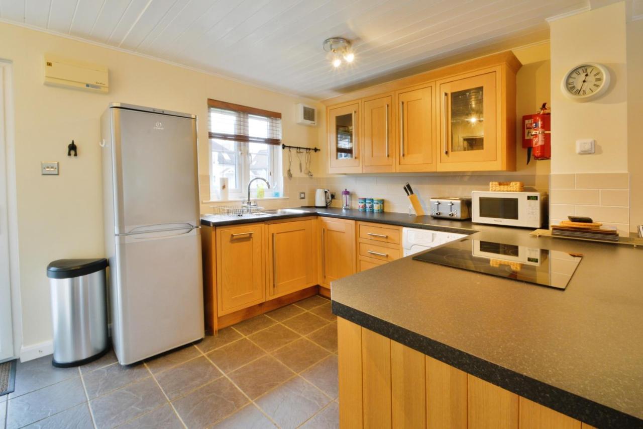 Nyhavn Lakeside Cottage Cirencester Extérieur photo