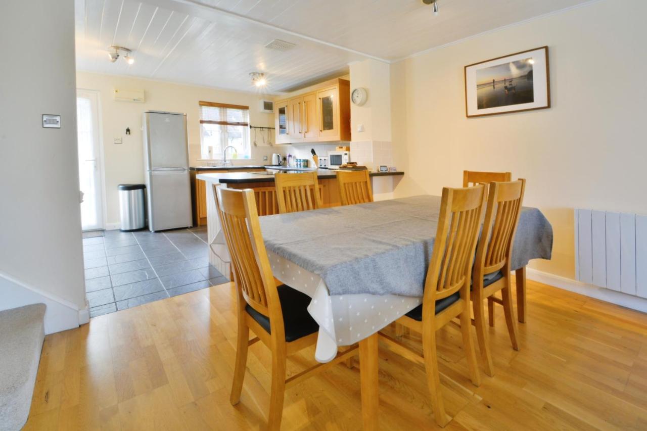 Nyhavn Lakeside Cottage Cirencester Extérieur photo