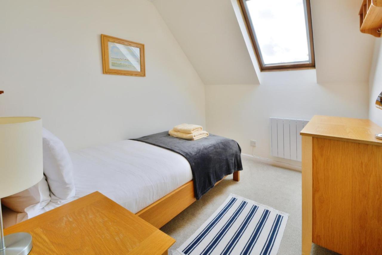 Nyhavn Lakeside Cottage Cirencester Extérieur photo
