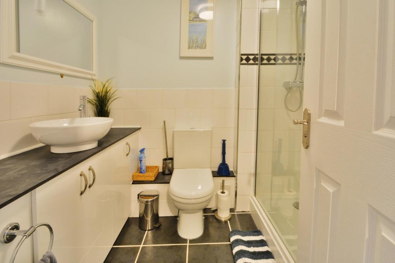 Nyhavn Lakeside Cottage Cirencester Extérieur photo