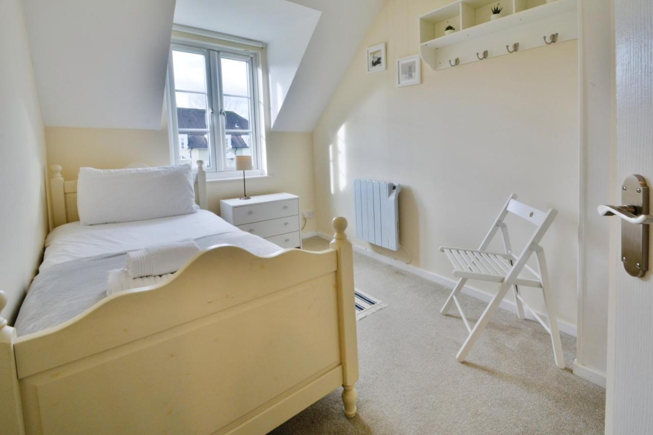Nyhavn Lakeside Cottage Cirencester Extérieur photo