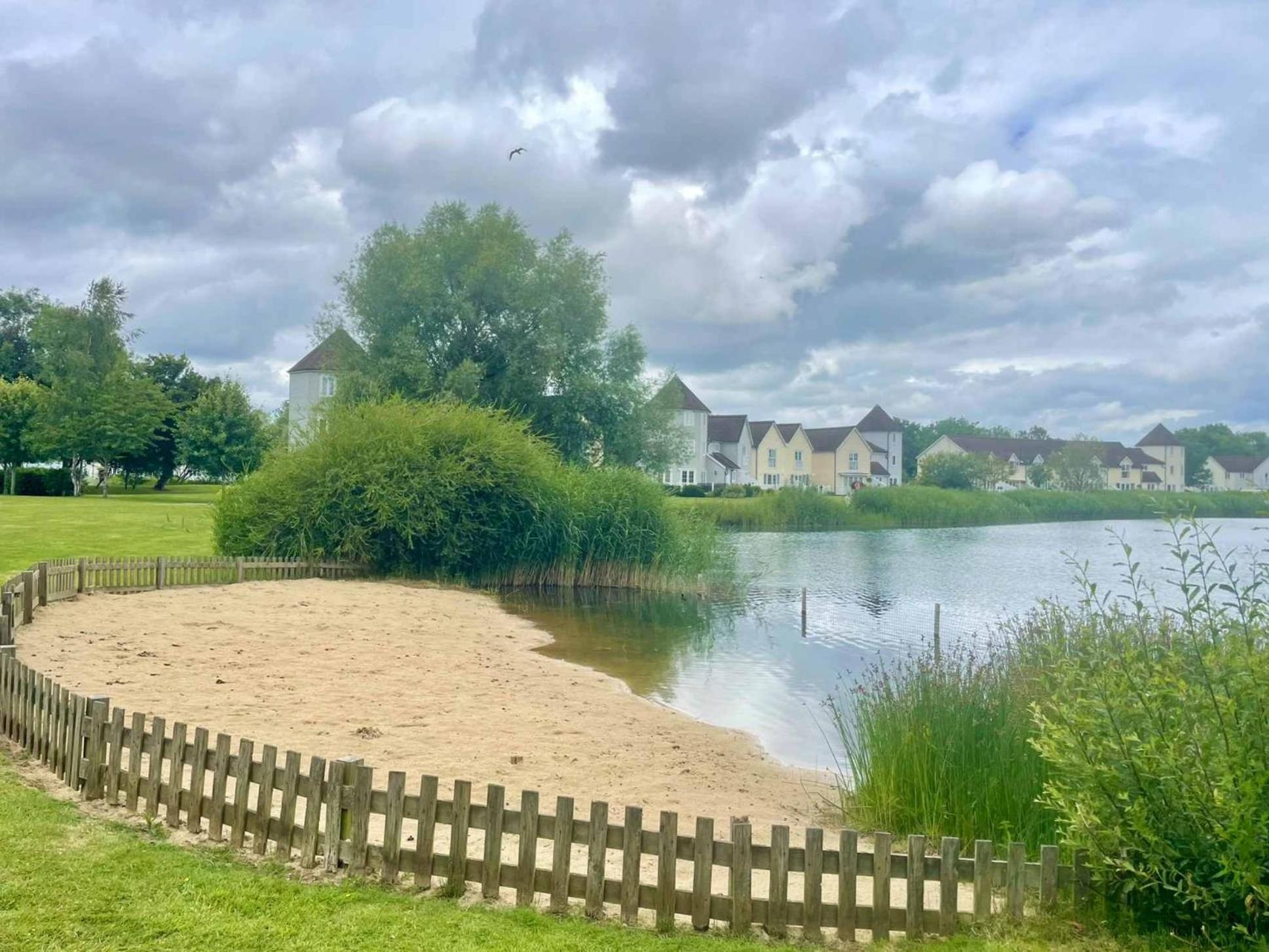 Nyhavn Lakeside Cottage Cirencester Extérieur photo