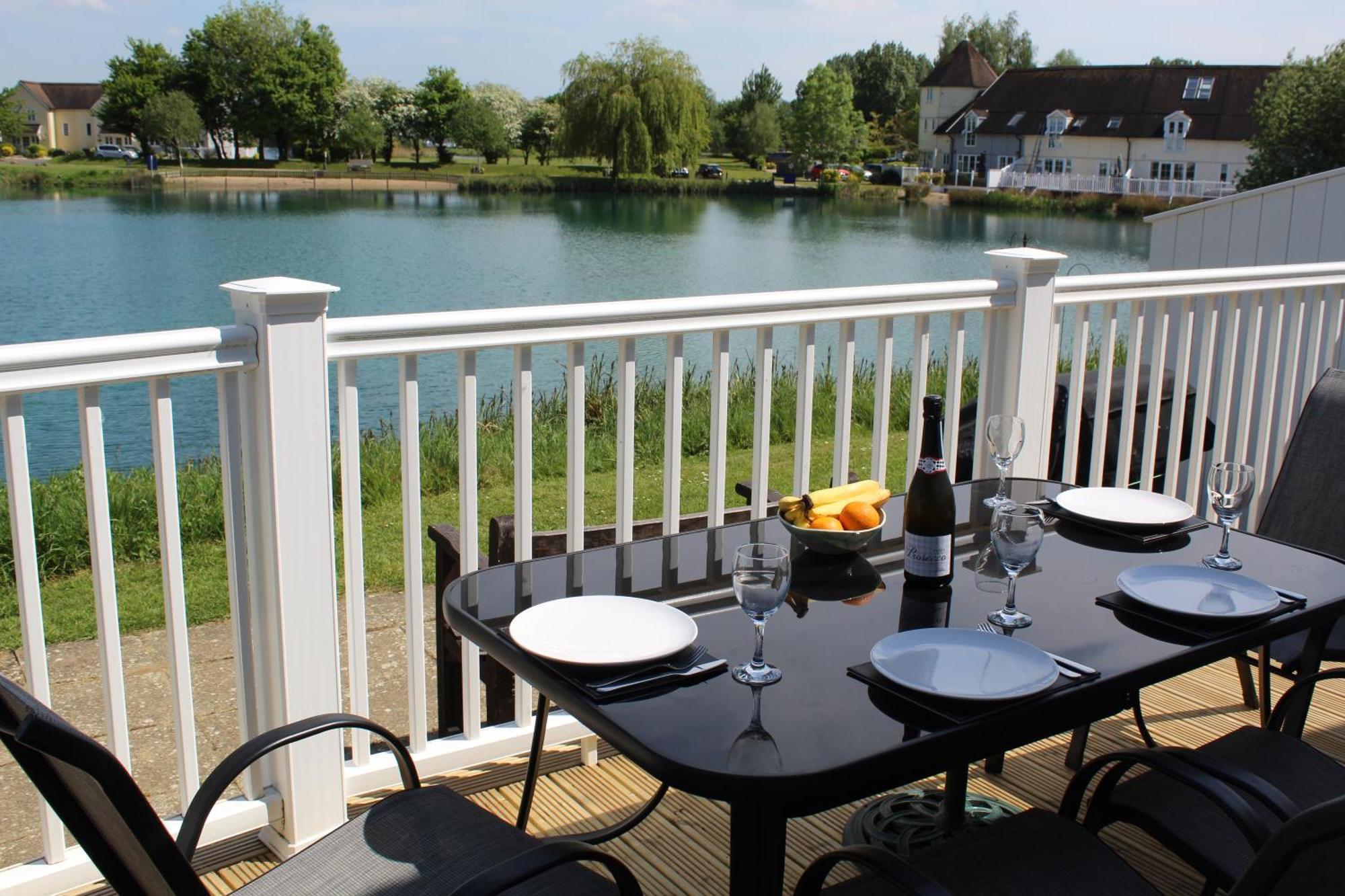 Nyhavn Lakeside Cottage Cirencester Extérieur photo