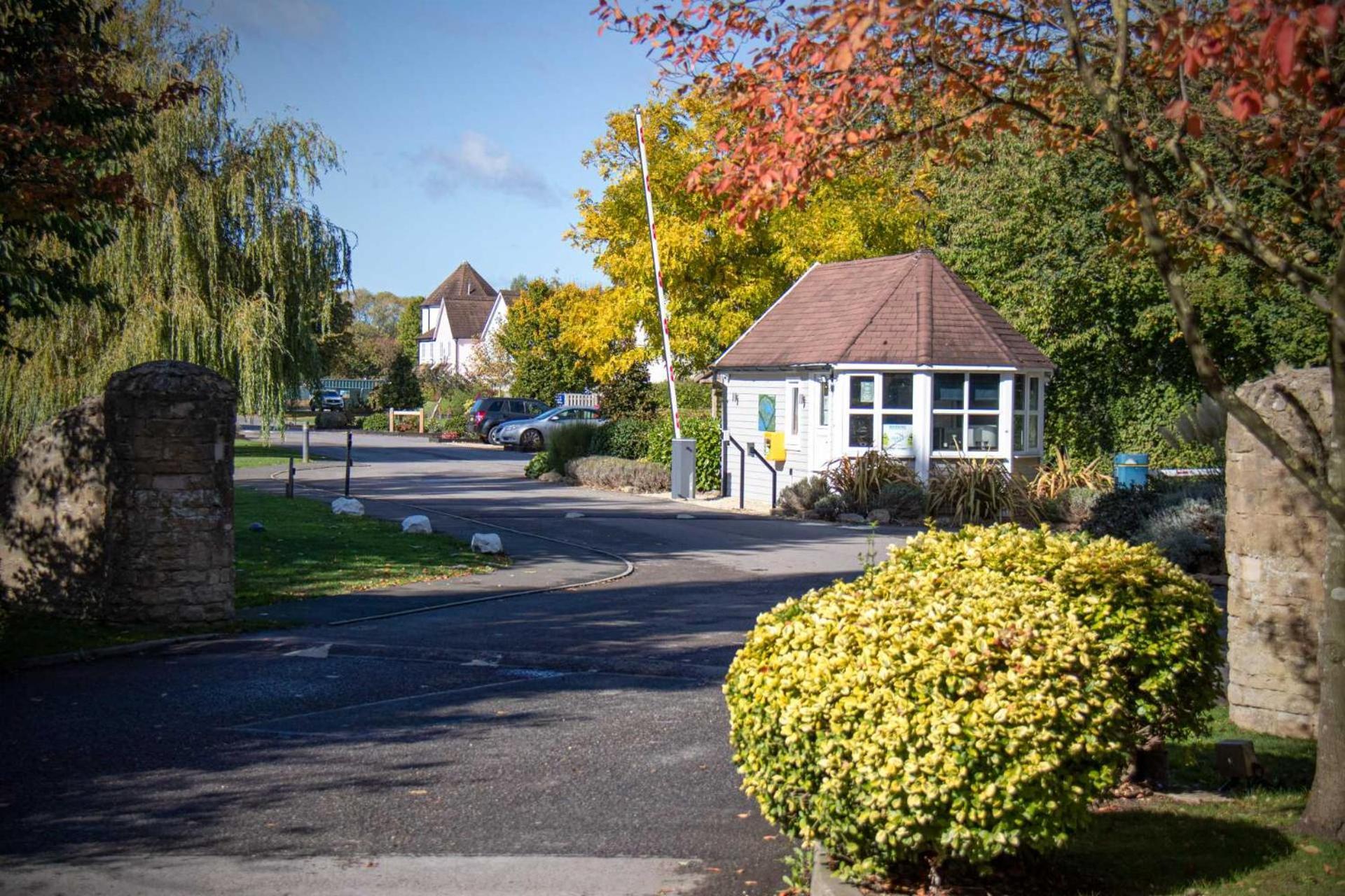 Nyhavn Lakeside Cottage Cirencester Extérieur photo