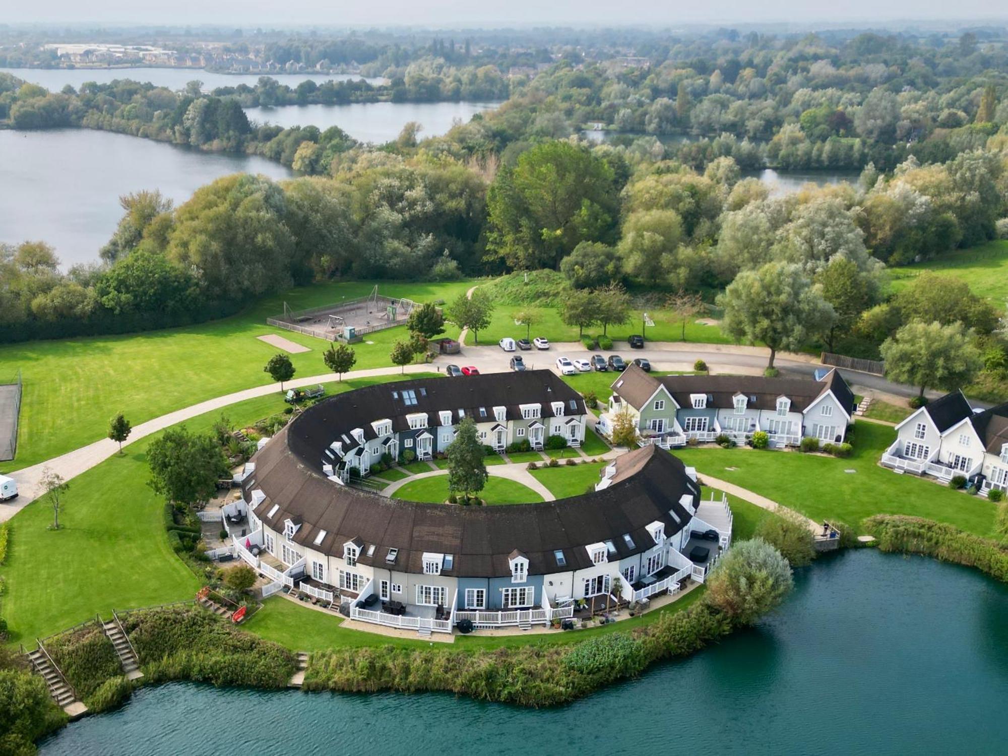 Nyhavn Lakeside Cottage Cirencester Extérieur photo