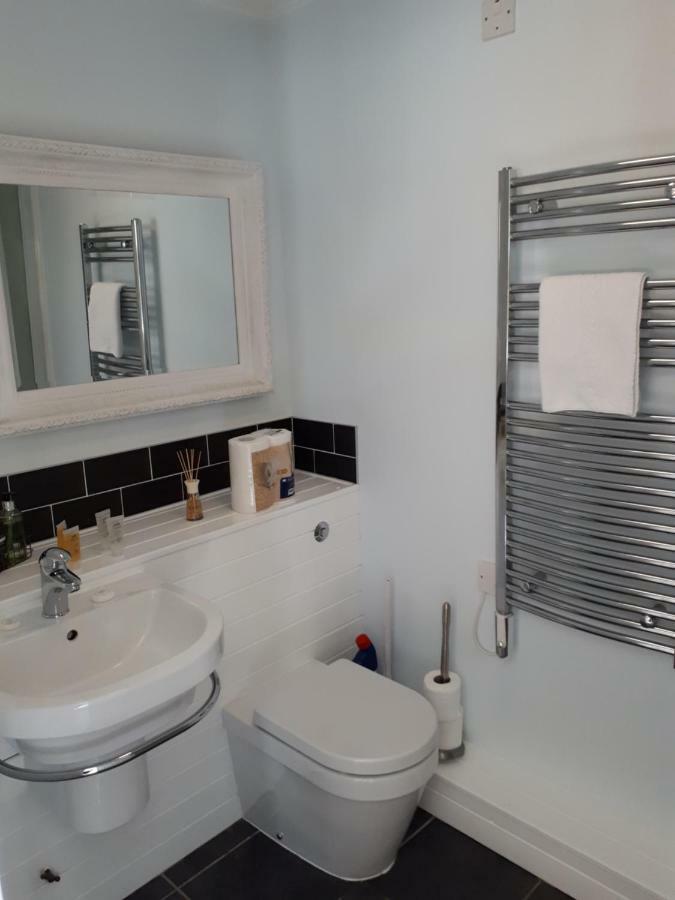 Nyhavn Lakeside Cottage Cirencester Extérieur photo