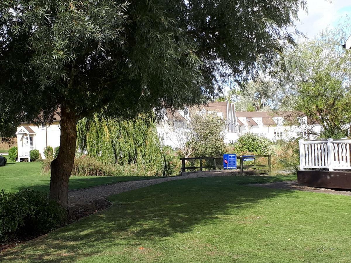 Nyhavn Lakeside Cottage Cirencester Extérieur photo