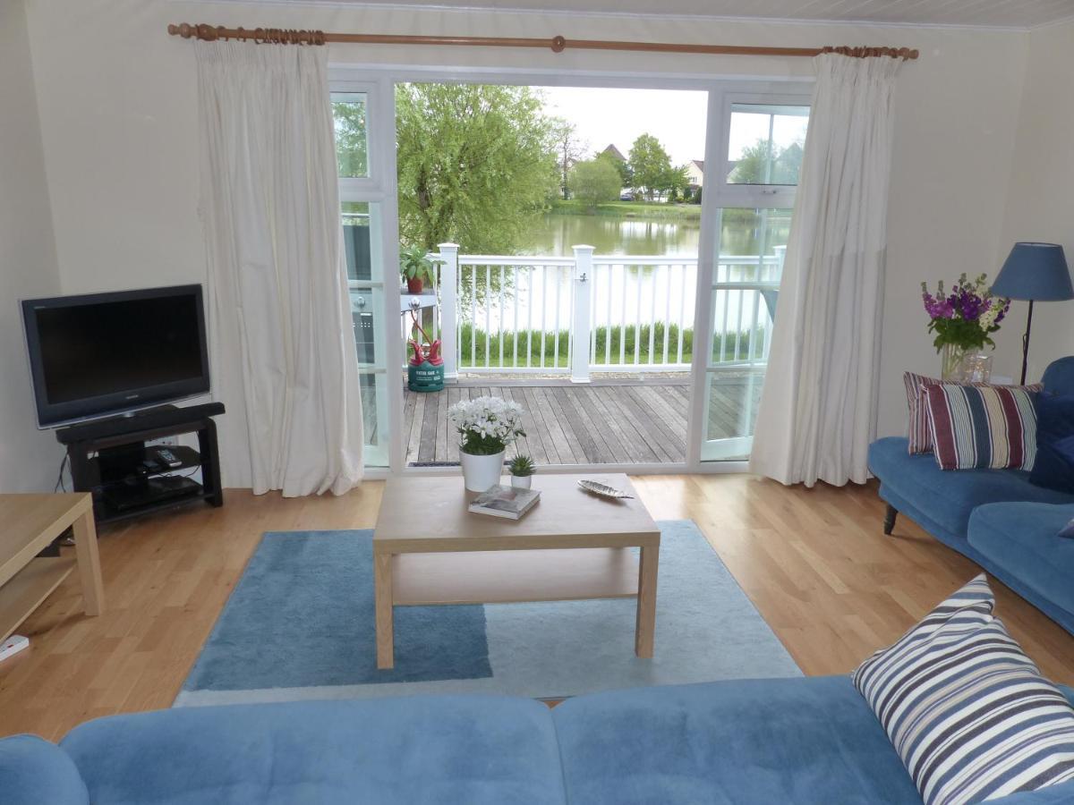 Nyhavn Lakeside Cottage Cirencester Extérieur photo